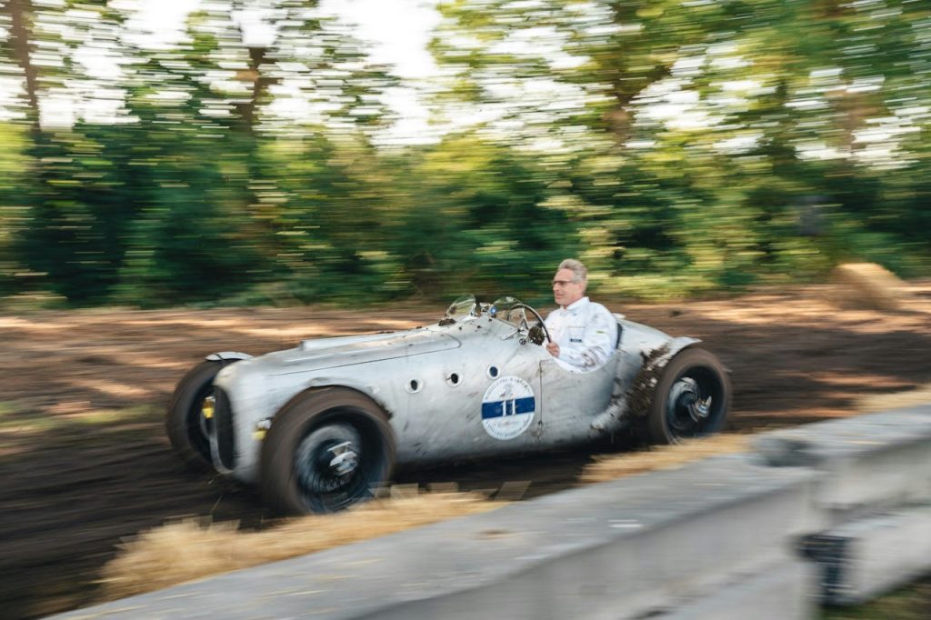 vintage-race-car-speeding-in-classic-race-34629968