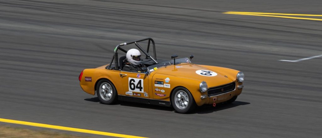 vintage-racing-car-on-track-at-high-speed-34557912